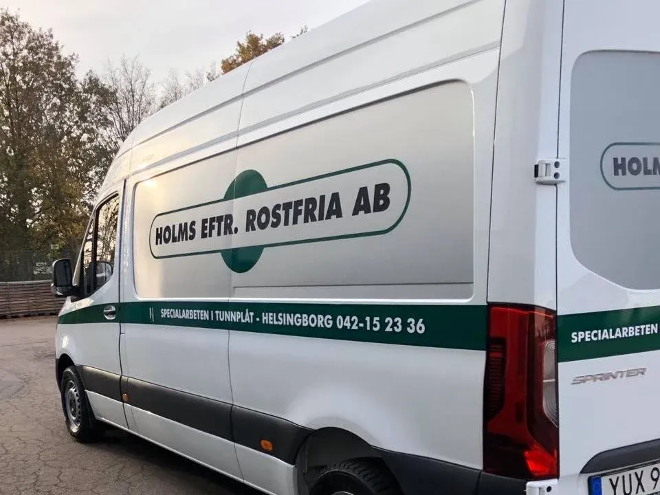 Holms Rostfrias servicebil med texten Specialarbeten i tunnplåt – Helsingborg