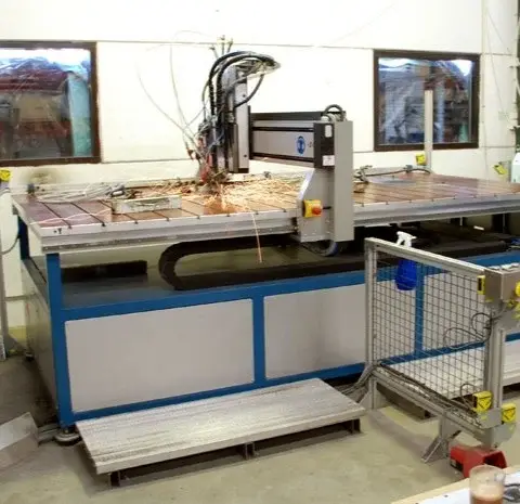 CNC-styrd bultsvetsmaskin i verkstaden